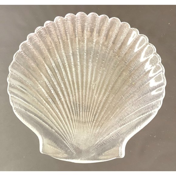 Clam Shell Seashell Shaped Clear Plates 8" x 7.75" x 1" Set of 2 - Picture 4 of 7